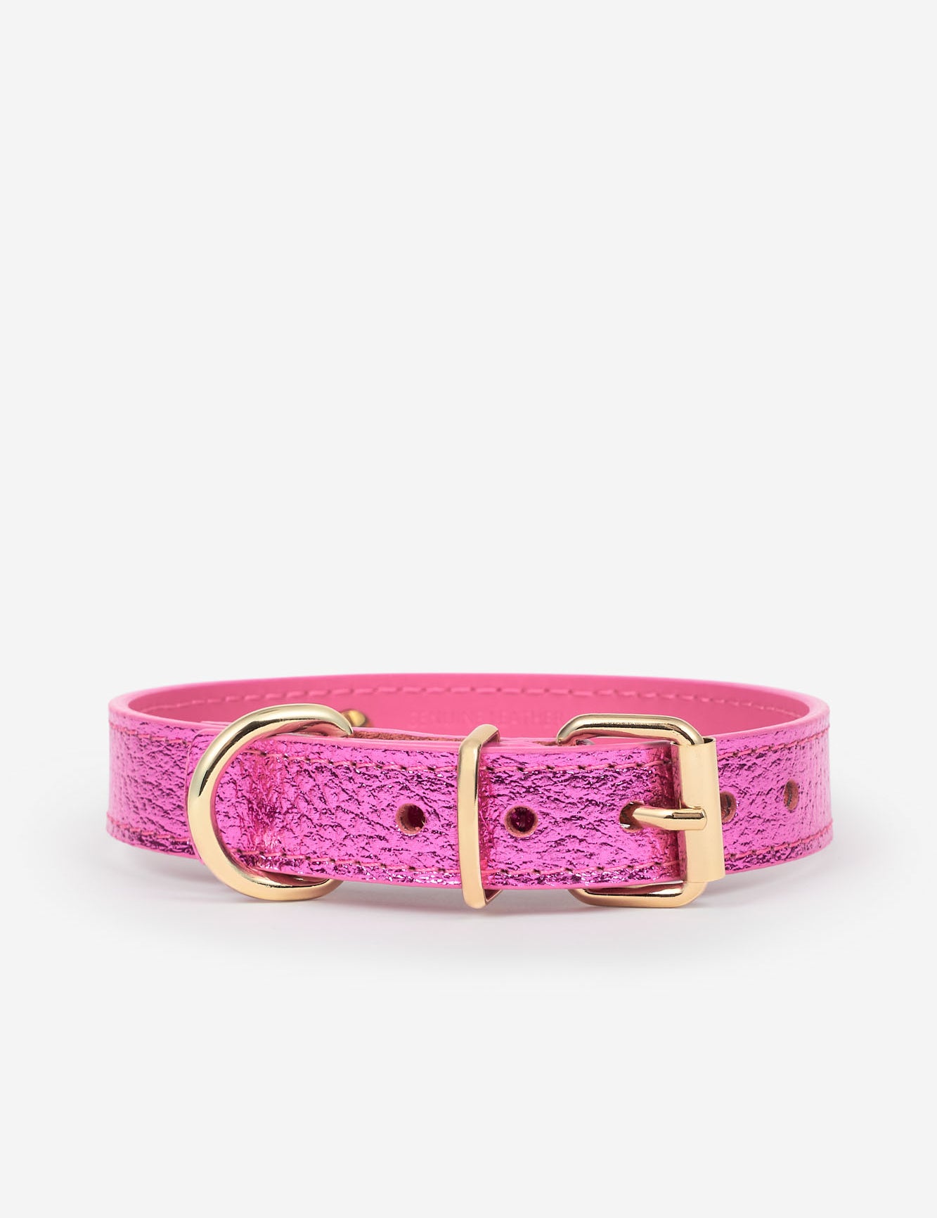 Parte trasera del collar para perros de color fucsia metalizado