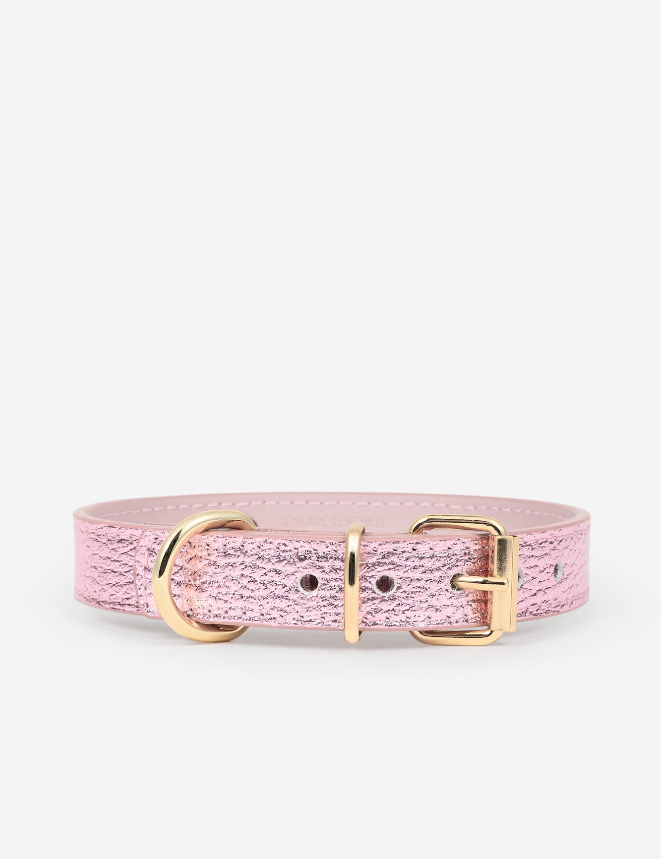 Parte trasera del collar para perros de color rosa metalizado