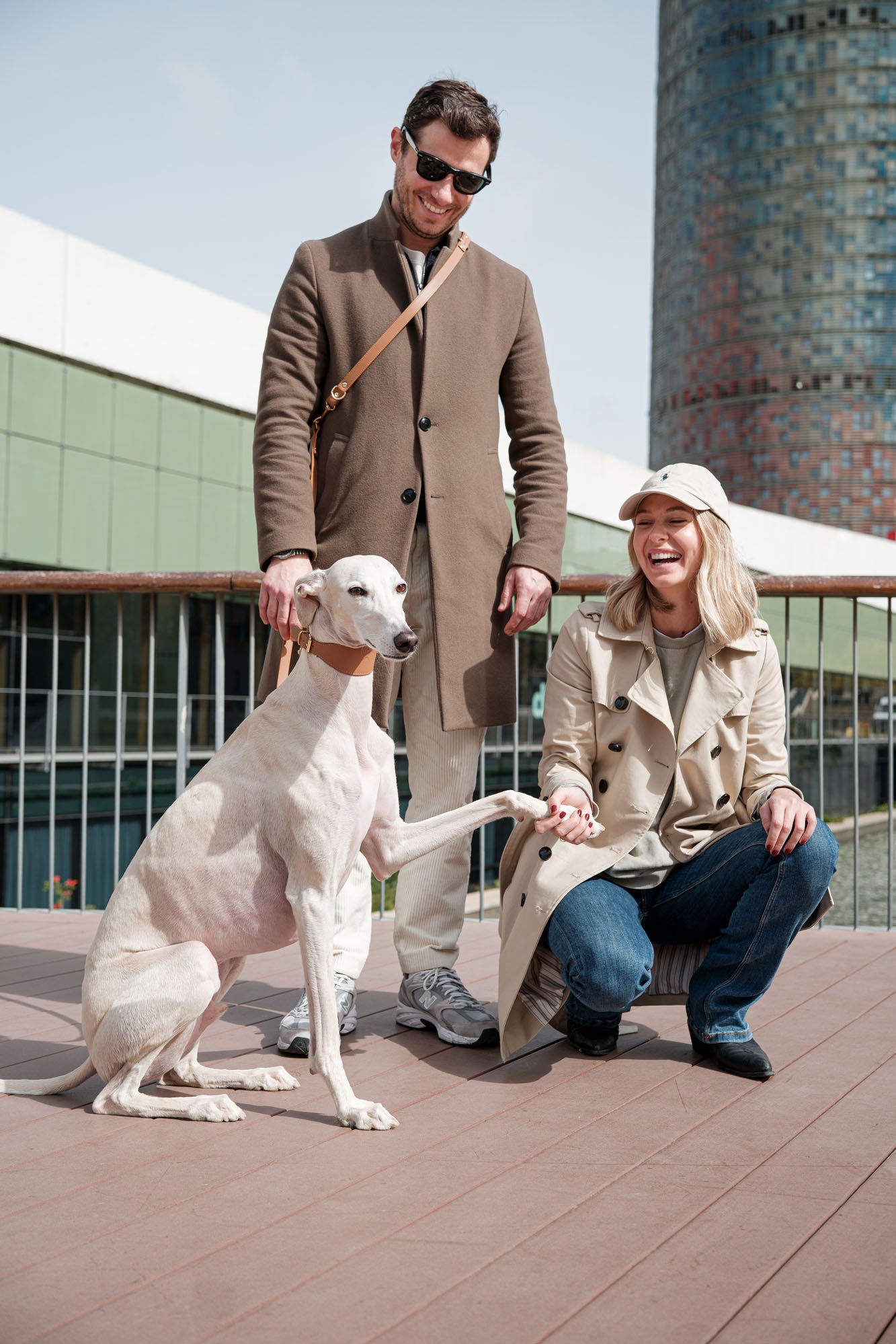 modelo con correa multiposición nara camel