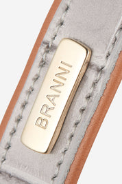 Detalle placa Branni Pets del arnés para perro de color gris de la colección Lia