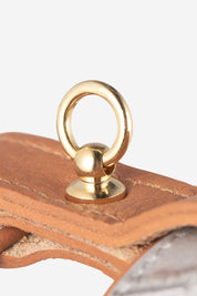 Detalle del portamedallitas del arnés para perro de color gris de la colección Lia